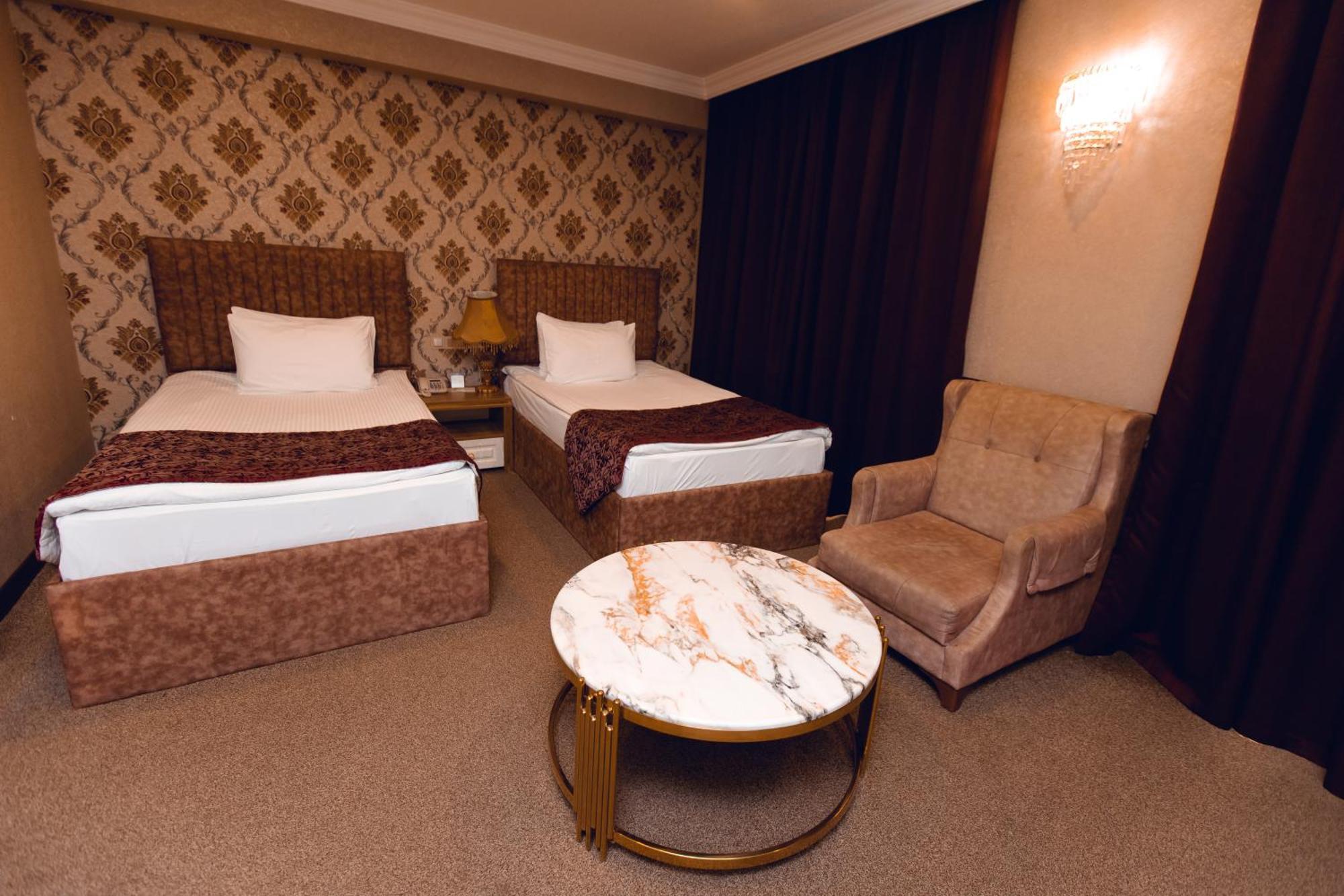 Baku Hotel Ганджа Екстериор снимка